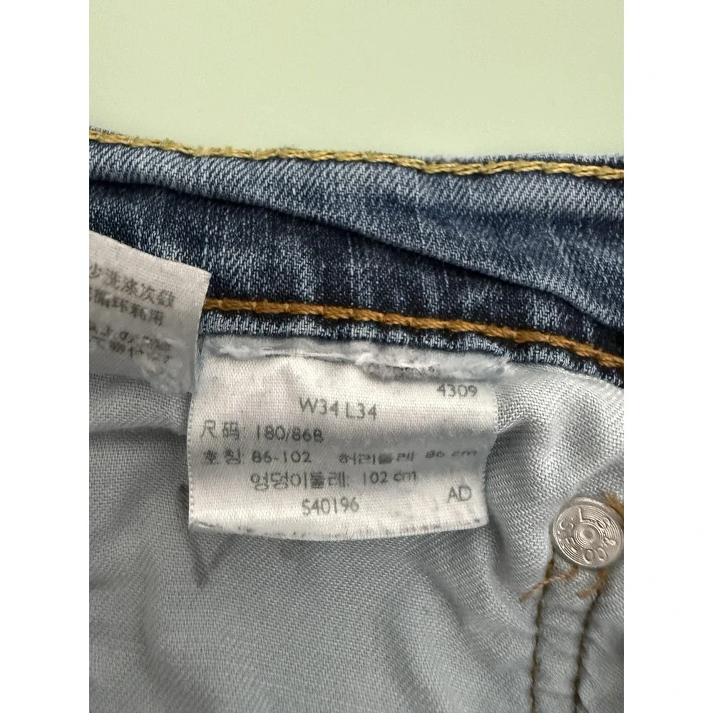 Levis read distressing